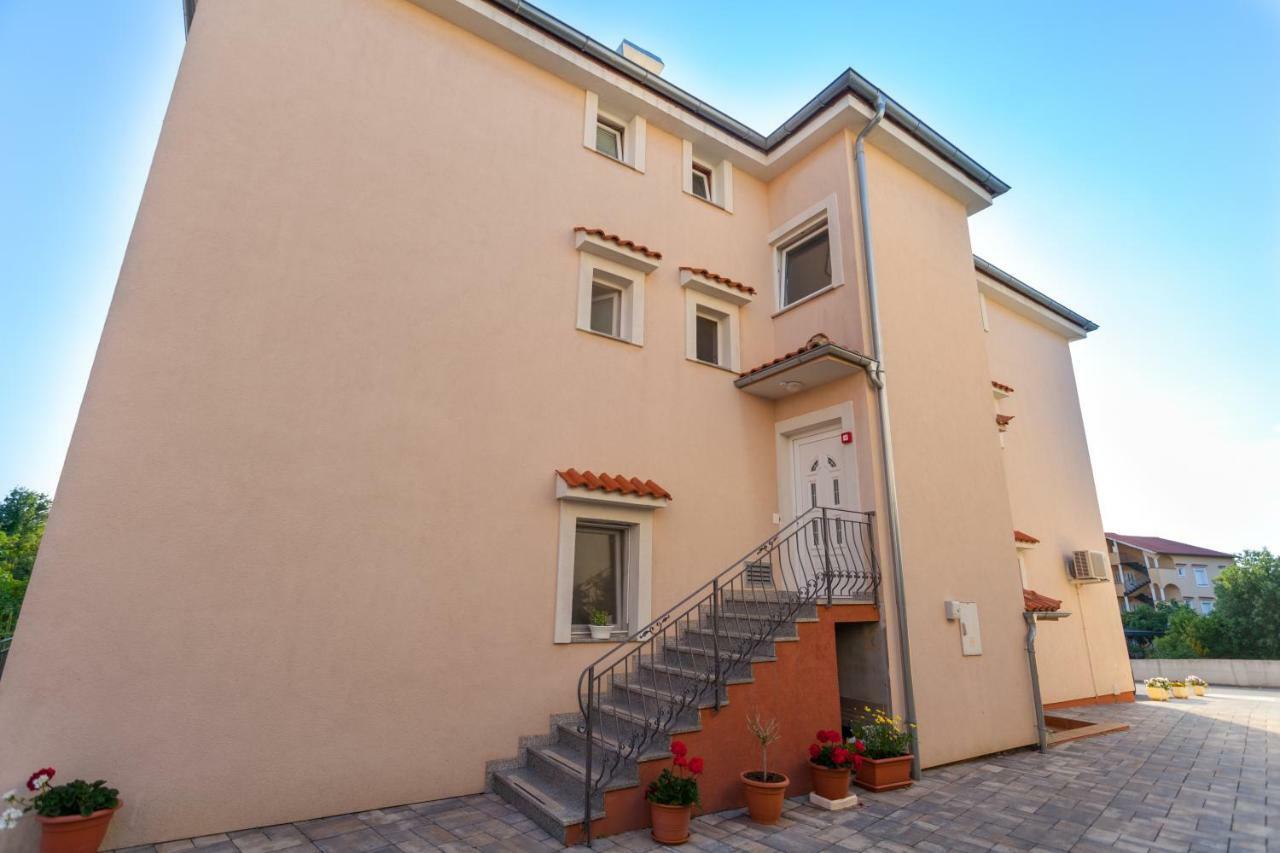 Apartments Jadranka Малинска Экстерьер фото